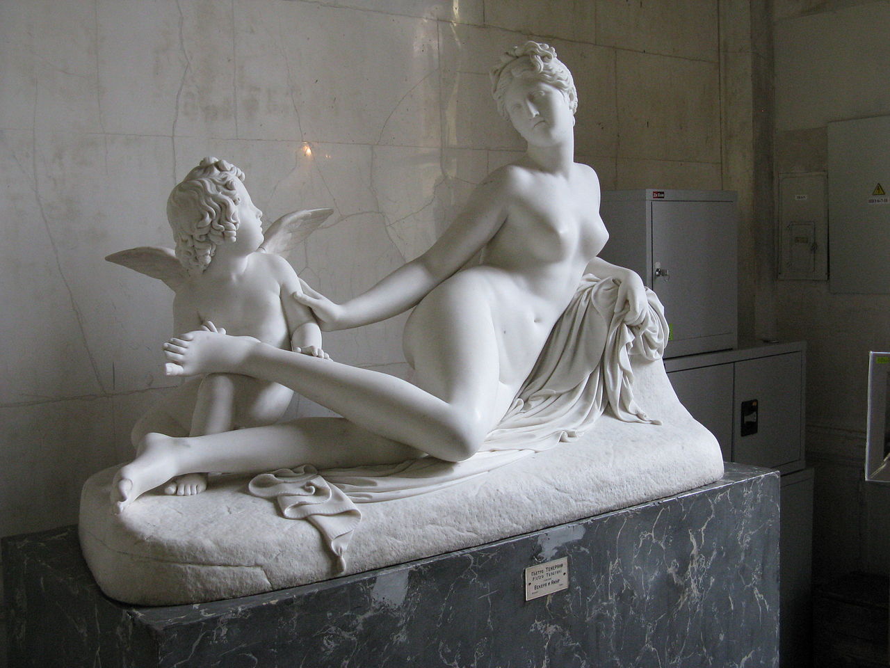 Pietro Tenerani, Amore toglie una spina dal piede di Venere (1818-1822; marmo; San Pietroburgo, Hermitage). Foto di Yair Haklai
