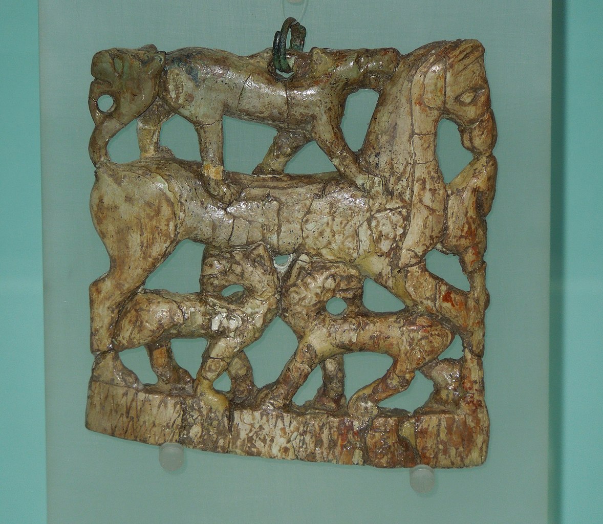 Placca con cavallo e altri animali (VI-VII secolo a.C.; avorio; Campli, Museo Archeologico Nazionale)