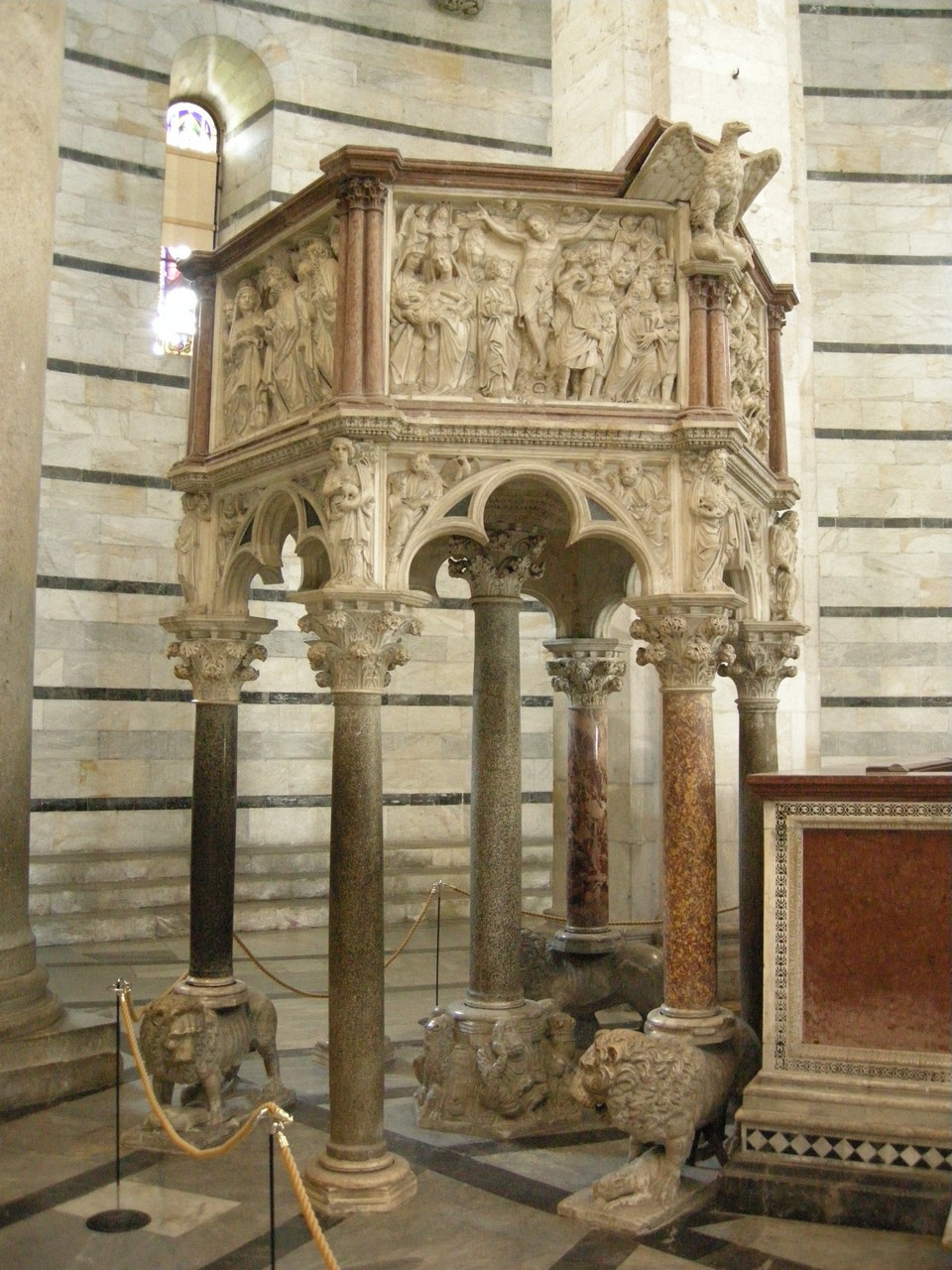 Nicola Pisano, Pulpito del Battistero di Pisa (1255-1260 circa; marmo di Carrara, 350 x 170 cm; Pisa, Battistero). Foto Wikipedia/Yellowcat
