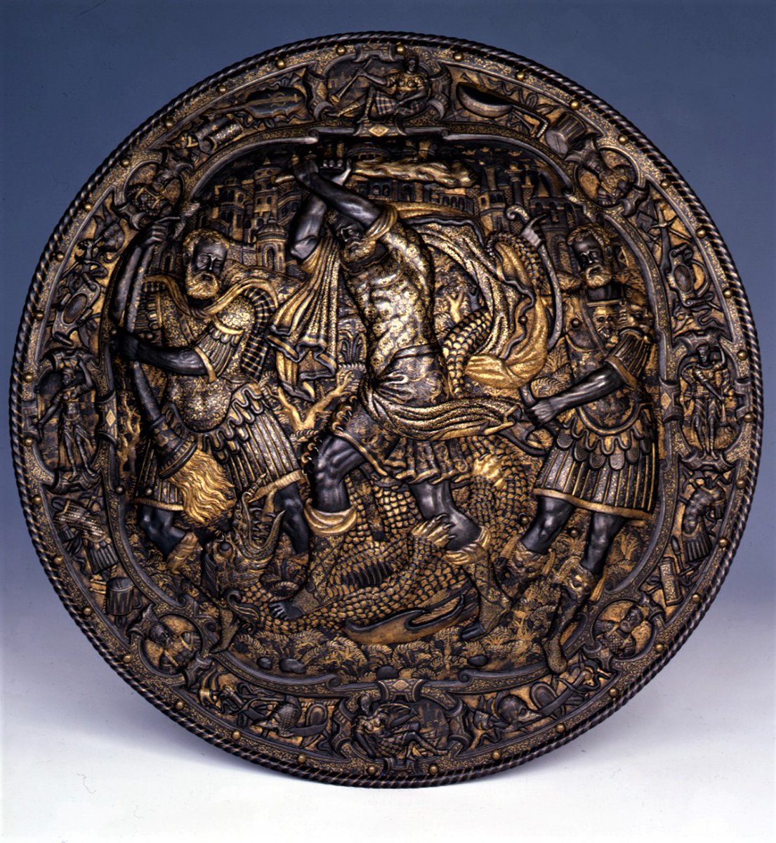 Ambito milanese, Rotella da pompa con Ercole che sconfigge l'Idra di Lerna (1560-1570 circa; ferro, diametro 57 cm; Torino, Musei Reali, Armeria Reale)