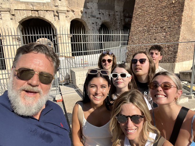 Russell Crowe visita el Coliseo: tras Gladiator, ahora vuelve como turista