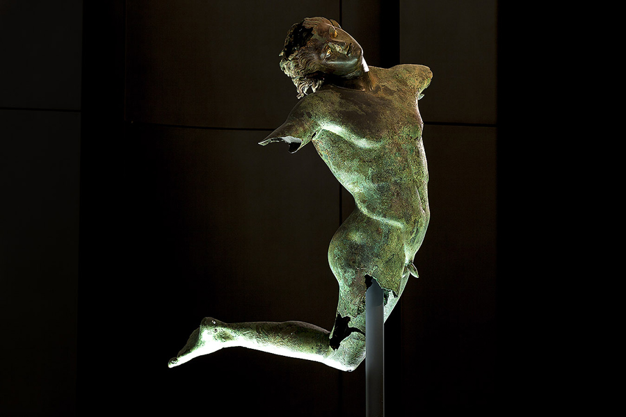 Scuola di Prassitele (attribuito), Satiro danzante (IV-II secolo a.C.; bronzo; Mazara del Vallo, Museo del Satiro Danzante)