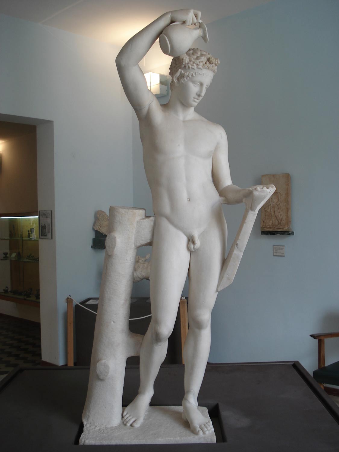 Copia da Prassitele, Satiro versante (I secolo d.C.; altezza 165 cm; Palermo, Museo Archeologico Antonino Salinas). Foto di Giovanni Dall'Orto