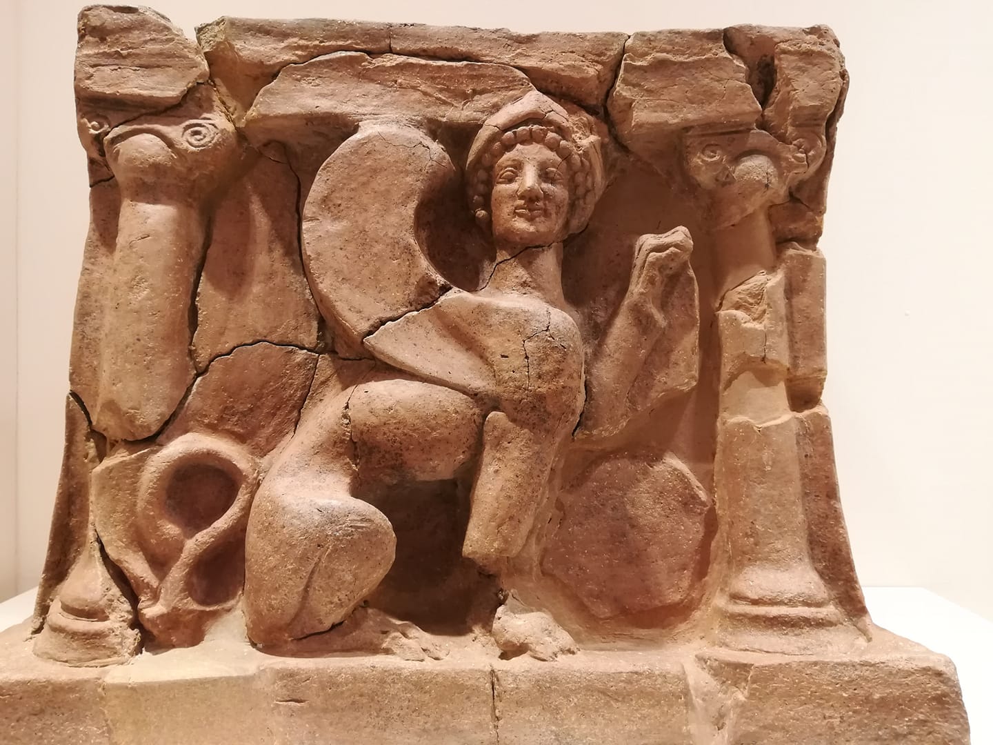 Arte medmea, Arula con sfinge (IV-V secolo a.C.; terracotta; Rosarno, Museo Archeologico di Medma-Rosarno)