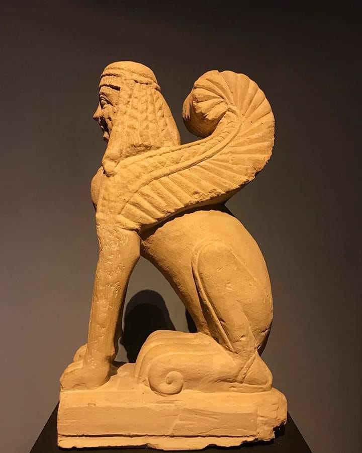 Statue de sphinx au visage féminin en pierre fétide (VIe siècle av. J.-C. ; Chiusi, Museo Nazionale Etrusco)