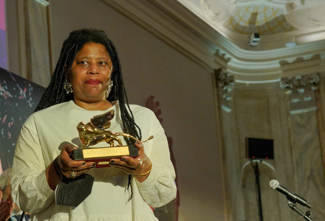 Simone Leigh con il Leone d'Oro. Foto di Andrea Avezzù
 Simone Leigh con il Leone d'Oro. Foto di Andrea Avezzù