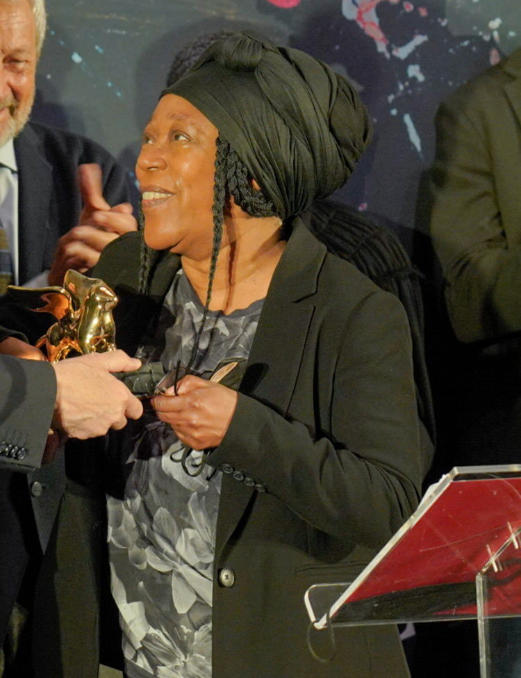 Sonia Boyce mentre riceve il Leone d'Oro. Foto di Andrea Avezzù
 Sonia Boyce mentre riceve il Leone d'Oro. Foto di Andrea Avezzù