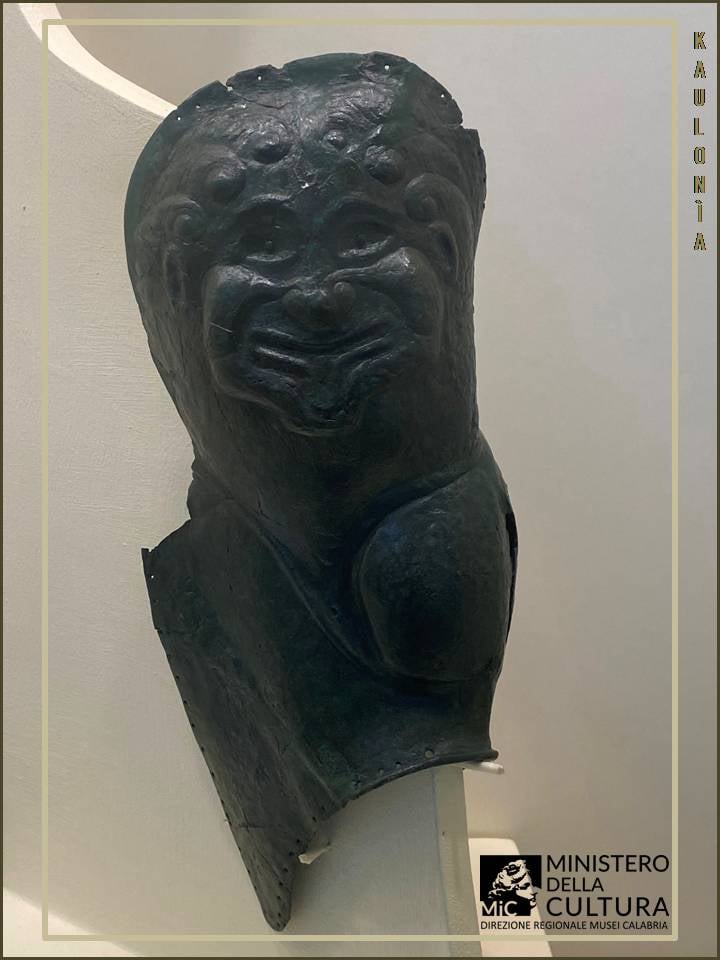 Arte magnogreca, Spallaccio con gorgone (VI secolo a.C.; bronzo; Monasterace, Museo e Parco archeologico dell'Antica Kaulon)