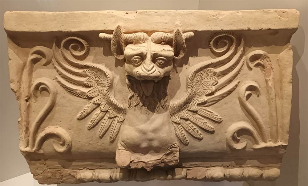 Arte romana, Grifone proveniente dal Foro di Larino (II secolo d.C.; terracotta; Campobasso, Museo Sannitico)