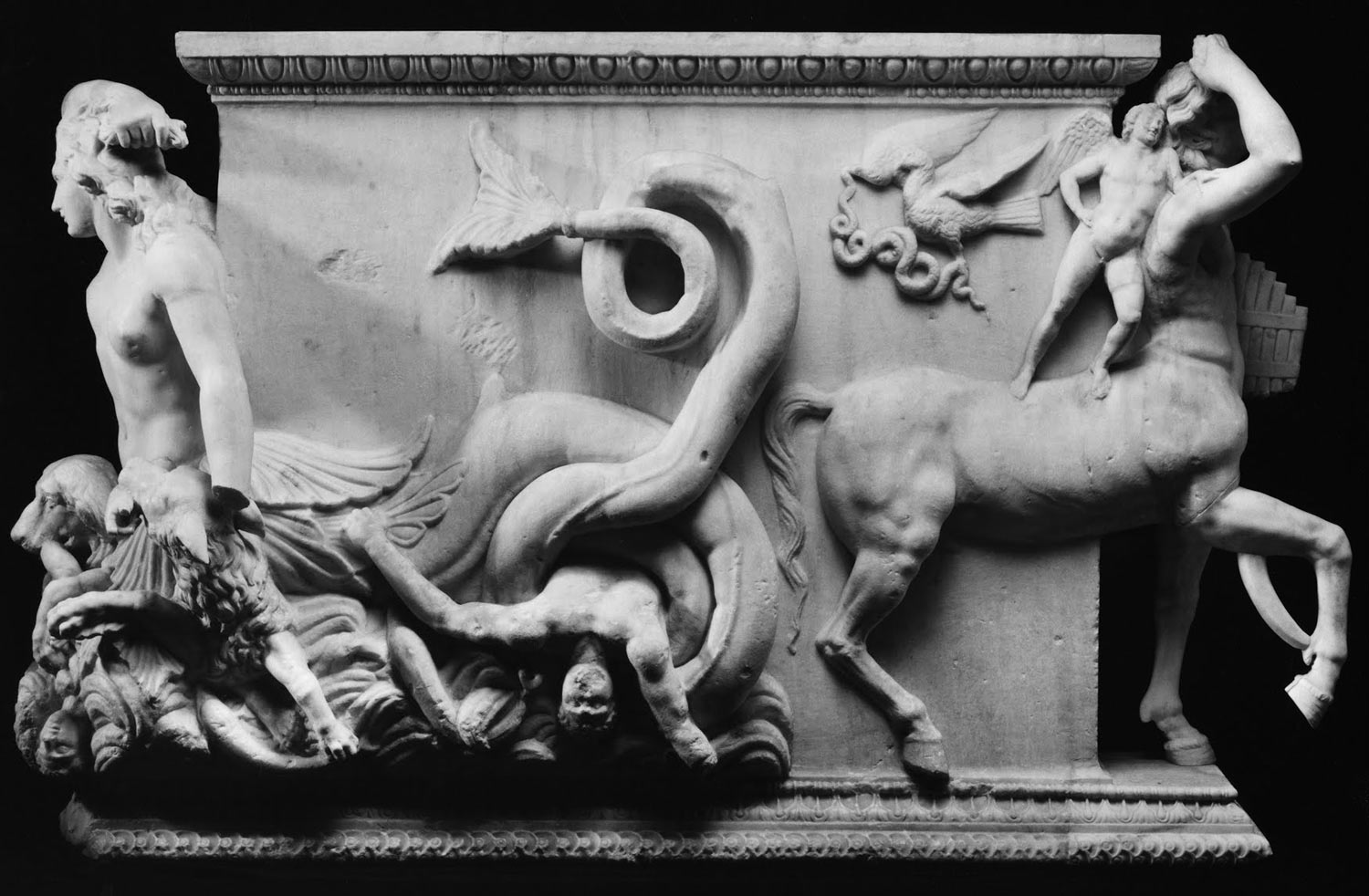 Arte romana, Trapezoforo con Scilla e Centauro (II secolo d.C.; marmo, altezza 108 cm; Napoli, Museo Archeologico Nazionale)