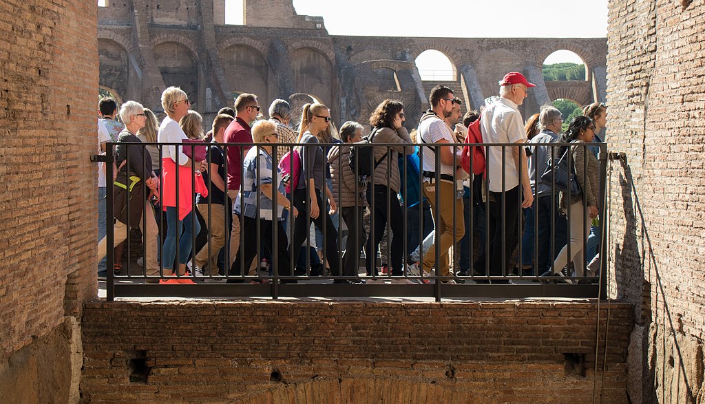 Roma, turisti al Colosseo. Foto di Christian Sapetschnig
