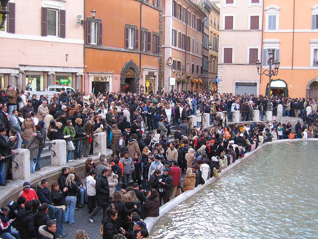 Roma, turisti alla Fontana di Trevi
