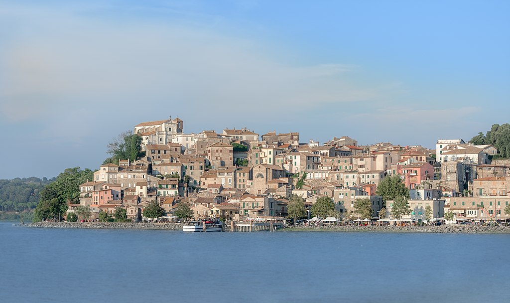 Il borgo di Anguillara Sabazia. Foto Wikipedia/Stefano1194