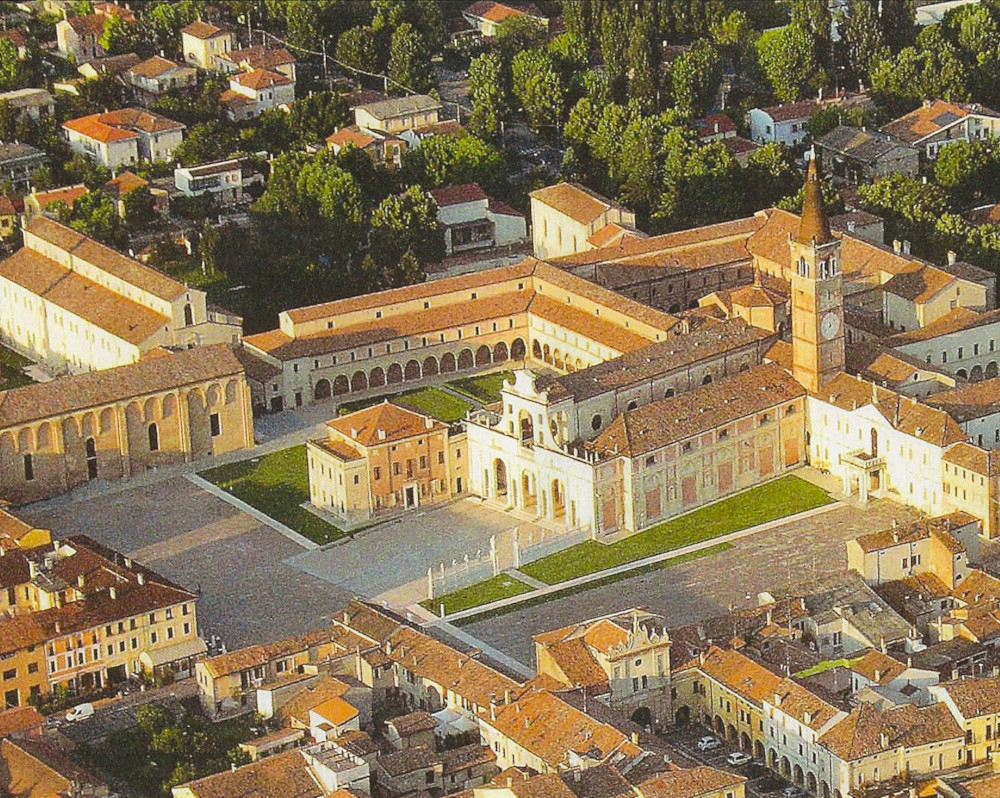 San Benedetto Po.Veduta del centro dell’antico monastero, ora cuore dell’abitato. Si notano la Basilica di Giulio Romano, e all’estrema sinistra il grande Refettorio, connotato dagli archetti pensili.