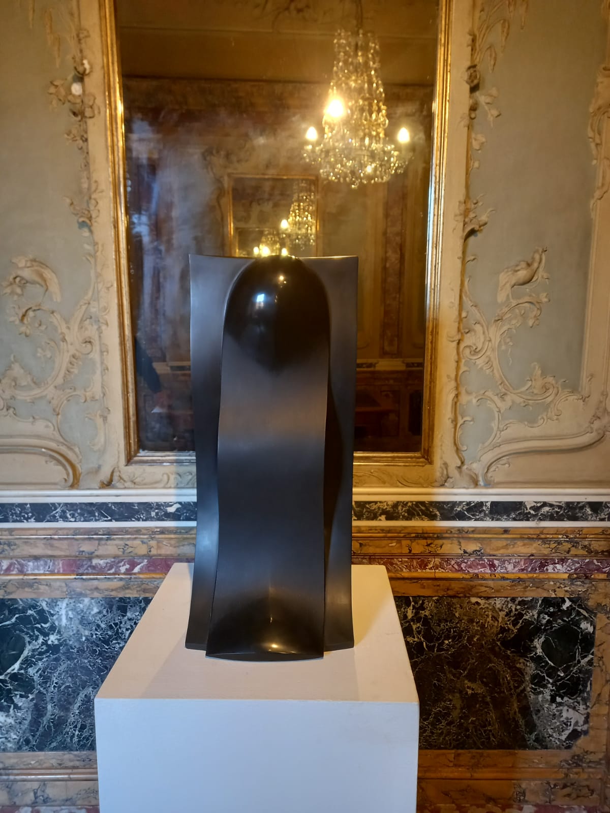 Yoshin Ogata, Genesis (2018; marbre noir belge) Yoshin Ogata, Genesis (2018; marbre noir belge)