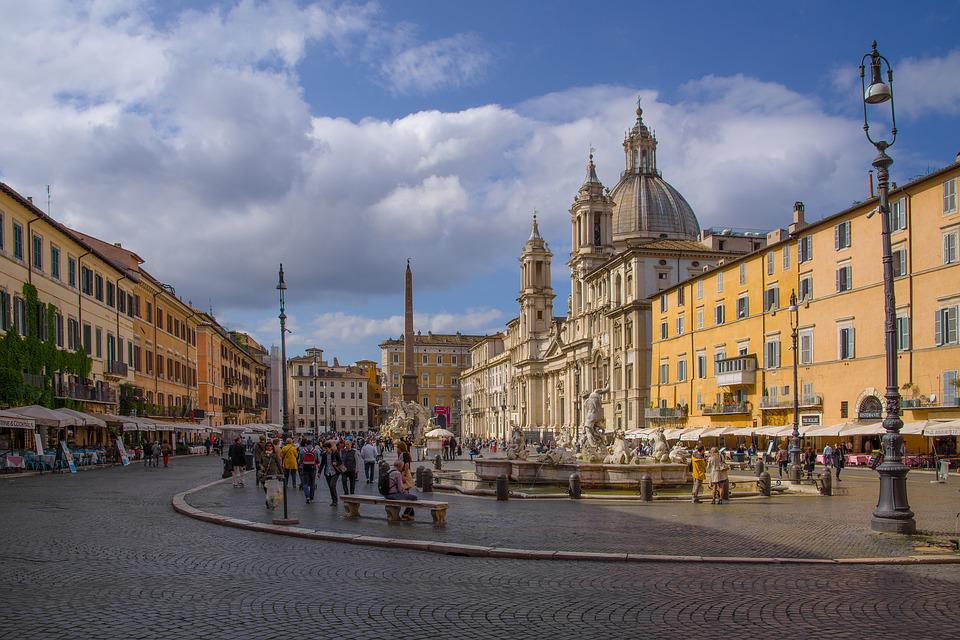 Turisti a Roma in piazza Navona
 Turisti a Roma in piazza Navona