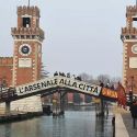 L'Arsenale ai cittadini: Venezia, si manifesta contro la cessione a Biennale e Marina Militare 