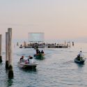 Torna il Cinema Galleggiante nella laguna di Venezia. Tema edizione 2022 il surreale