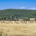 In Nature nothing exists alone: la monumentale opera di Claudia Comte in Maremma