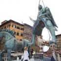 Firenze, smontato il monumento equestre di Cosimo I, capolavoro del Giambologna, per il restauro