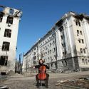 Il commovente video del violoncellista che suona tra le macerie di Kharkiv per sensibilizzare