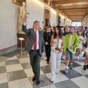 La regina del pop Dua Lipa in visita agli Uffizi, in giornata d'apertura al pubblico