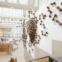 Settecento formiche giganti invadono il Rijksmuseum: l'installazione di Rafael Gomezbarros
