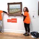 Londra, attivisti contro il petrolio si incollano a un dipinto di Van Gogh alla Courtauld Gallery