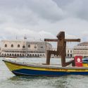 Dall'Ucraina a Venezia: in un allestimento sull'acqua ecco Kollina di Olexa Furdiyak