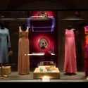 Prato, al Museo del Tessuto in mostra gli abiti e gli accessori della collezione Fineschi 