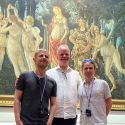 I Muse visitano gli Uffizi. Due ore davanti alle opere del Rinascimento per la band