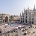 Milano, una maxi classe di danza classica alla sbarra con Roberto Bolle in piazza del Duomo  