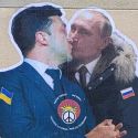 Un bacio di pace tra Zelensky e Putin: la nuova opera di Ozmo compare a Parigi 