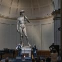 Firenze, Patti Smith si è esibita sotto il David di Michelangelo