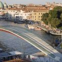 Venezia, forse verrà rifatto il Ponte di Calatrava: pietra al posto del vetro