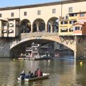 Firenze, una piattaforma galleggiante per le analisi a Ponte Vecchio prima del restauro