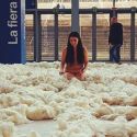 Chi è l'artista che ieri a Roma Arte in Nuvola era nuda a pettinare lana sul pavimento?