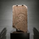 A Milano è esposta la stele di Kaminia, tra le iscrizioni più dibattute dell'antichità classica 