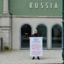 Biennale, l'artista russo Zakharov protesta contro la guerra in Ucraina. Allontanato