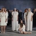 Vanessa Beecroft realizza una nuova performance a Cinecittà: un omaggio alle donne di Roma
