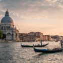 A Venezia si tenta di disincentivare la trasformazione di case in appartamenti per turisti