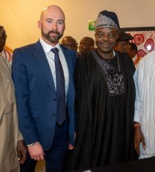 Un museo pubblico del Regno Unito restituisce per la prima volta la sua collezione di bronzi alla Nigeria 