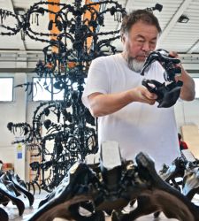 Alle Terme di Diocleziano la Commedia Umana di Ai Weiwei, monumentale lampadario in vetro di Murano 