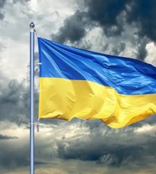 Librerie ed editoria unite a sostegno dell'Ucraina: vetrine vestite con i colori della bandiera