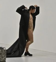 Bottega veneta veste gli artisti delle performance ispirate a Bruce Nauman