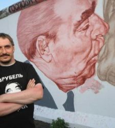 Addio a Dmitri Vrubel, l'artista del famoso bacio tra Breznev e Honecker