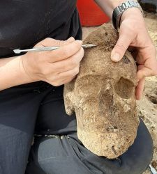 Dagli scavi di Mont’e Prama emergono i frammenti di due statue: ma è solo l’inizio
