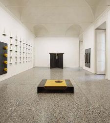 Milano, la storica galleria con cui collaborava Jannis Kounellis gli dedica una mostra