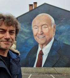 Alberto Angela fa un selfie davanti al murale dedicato a suo padre. âÃ bellissimoâ