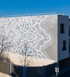 A large lace-embroidered wall: in France, one of NeSpoon's latest creations